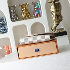 【顶级品质】M64022 皮扣粉本款Victorine钱夹取材Monogram帆布,以柔婉格调囊括功能元 【顶级品质】M64022 皮扣粉本款Victorine钱夹取材Monogram帆布,以柔婉格调囊括功能元