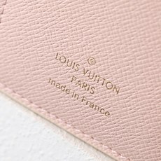【顶级品质】M64022 皮扣粉本款Victorine钱夹取材Monogram帆布,以柔婉格调囊括功能元 【顶级品质】M64022 皮扣粉本款Victorine钱夹取材Monogram帆布,以柔婉格调囊括功能元