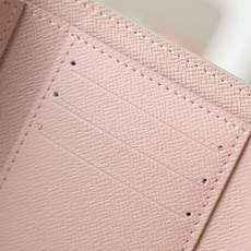 【顶级品质】M64022 皮扣粉本款Victorine钱夹取材Monogram帆布,以柔婉格调囊括功能元 【顶级品质】M64022 皮扣粉本款Victorine钱夹取材Monogram帆布,以柔婉格调囊括功能元