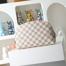 【顶级品质】M47353 白格这款大号化妆包以经典时尚的Monogram 帆布制成,堪称奢华。闪亮的金色 【顶级品质】M47353 白格这款大号化妆包以经典时尚的Monogram 帆布制成,堪称奢华。闪亮的金色