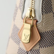 【顶级品质】M47353 白格这款大号化妆包以经典时尚的Monogram 帆布制成,堪称奢华。闪亮的金色 【顶级品质】M47353 白格这款大号化妆包以经典时尚的Monogram 帆布制成,堪称奢华。闪亮的金色
