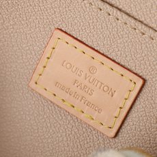 【顶级品质】M47353 白格这款大号化妆包以经典时尚的Monogram 帆布制成,堪称奢华。闪亮的金色 【顶级品质】M47353 白格这款大号化妆包以经典时尚的Monogram 帆布制成,堪称奢华。闪亮的金色