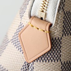 【顶级品质】M47515 白格这款 Damier 帆布化妆包以拉链开合,取放化妆品轻松方便,设有一个可放 【顶级品质】M47515 白格这款 Damier 帆布化妆包以拉链开合,取放化妆品轻松方便,设有一个可放