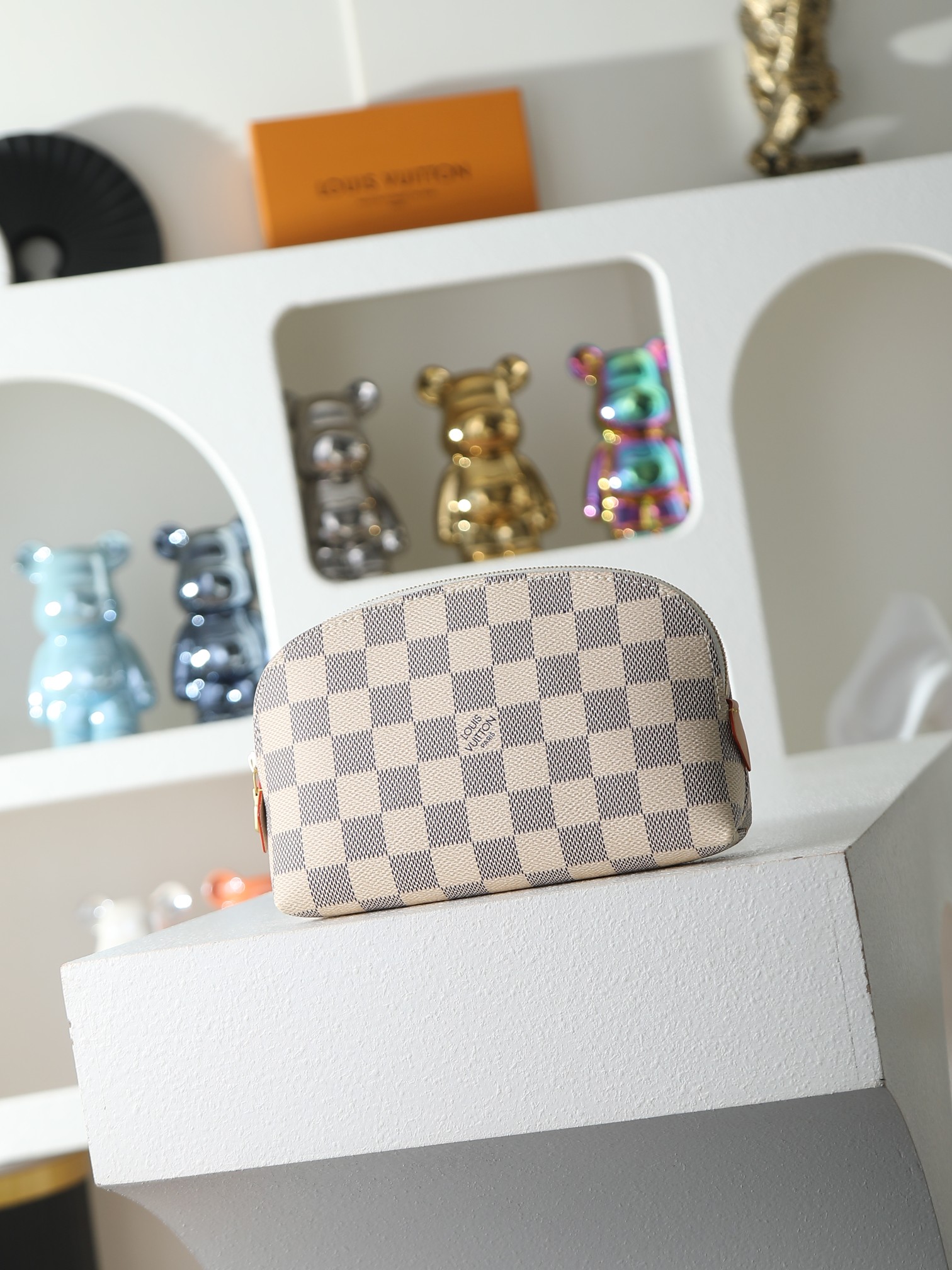 【顶级品质】M47515 白格这款 Damier 帆布化妆包以拉链开合，取放化妆品轻松方便，设有一个可放