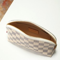 【顶级品质】M47515 白格这款 Damier 帆布化妆包以拉链开合,取放化妆品轻松方便,设有一个可放 【顶级品质】M47515 白格这款 Damier 帆布化妆包以拉链开合,取放化妆品轻松方便,设有一个可放