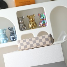 【顶级品质】M47515 白格这款 Damier 帆布化妆包以拉链开合,取放化妆品轻松方便,设有一个可放 【顶级品质】M47515 白格这款 Damier 帆布化妆包以拉链开合,取放化妆品轻松方便,设有一个可放