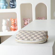 【顶级品质】M47515 白格这款 Damier 帆布化妆包以拉链开合,取放化妆品轻松方便,设有一个可放 【顶级品质】M47515 白格这款 Damier 帆布化妆包以拉链开合,取放化妆品轻松方便,设有一个可放