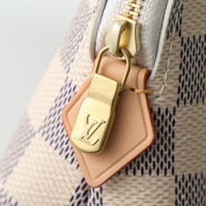 【顶级品质】M47515 白格这款 Damier 帆布化妆包以拉链开合,取放化妆品轻松方便,设有一个可放 【顶级品质】M47515 白格这款 Damier 帆布化妆包以拉链开合,取放化妆品轻松方便,设有一个可放