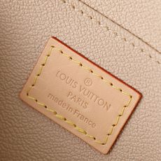 【顶级品质】M47515 白格这款 Damier 帆布化妆包以拉链开合,取放化妆品轻松方便,设有一个可放 【顶级品质】M47515 白格这款 Damier 帆布化妆包以拉链开合,取放化妆品轻松方便,设有一个可放