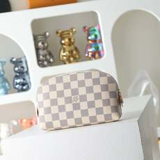 【顶级品质】M47515 白格这款 Damier 帆布化妆包以拉链开合,取放化妆品轻松方便,设有一个可放 【顶级品质】M47515 白格这款 Damier 帆布化妆包以拉链开合,取放化妆品轻松方便,设有一个可放