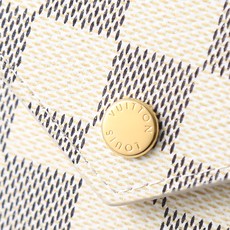 【顶级原单】M64022 白格粉本款Victorine钱夹取材Monogram帆布,以柔婉格调囊括功能元 【顶级原单】M64022 白格粉本款Victorine钱夹取材Monogram帆布,以柔婉格调囊括功能元