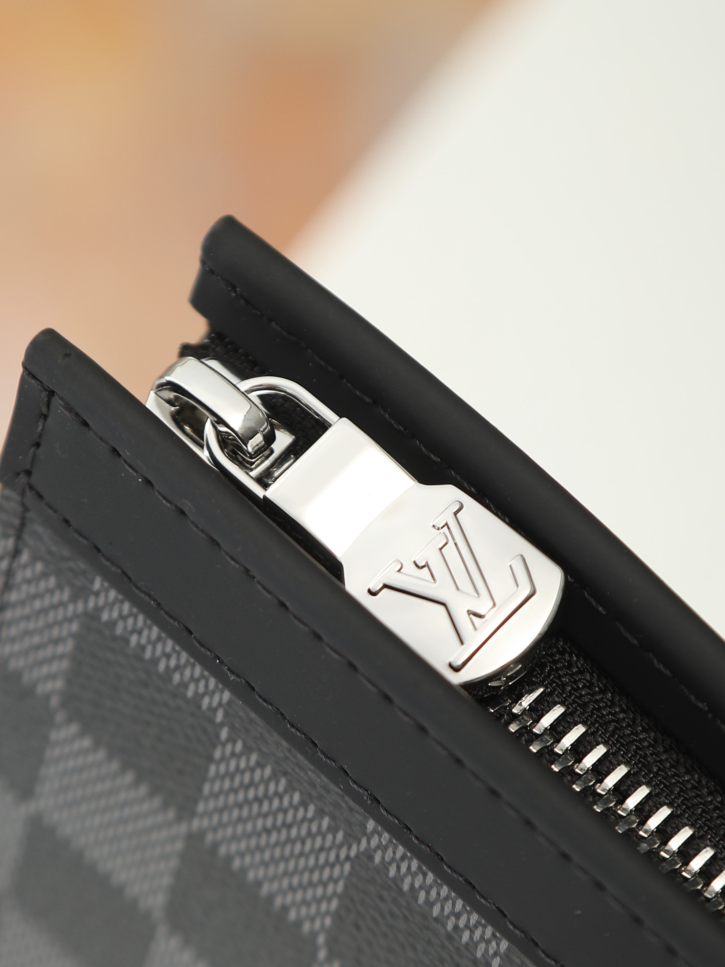 【顶级品质】M41696 黑格由全新标志性黑格Monogram Eclipse帆布裁制而成，此款风格硬朗