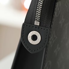 【顶级品质】M61692 黑花由全新标志性黑灰Monogram Eclipse帆布裁制而成,此款风格硬朗 【顶级品质】M61692 黑花由全新标志性黑灰Monogram Eclipse帆布裁制而成,此款风格硬朗