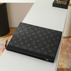 【顶级品质】M61692 黑花由全新标志性黑灰Monogram Eclipse帆布裁制而成,此款风格硬朗 【顶级品质】M61692 黑花由全新标志性黑灰Monogram Eclipse帆布裁制而成,此款风格硬朗
