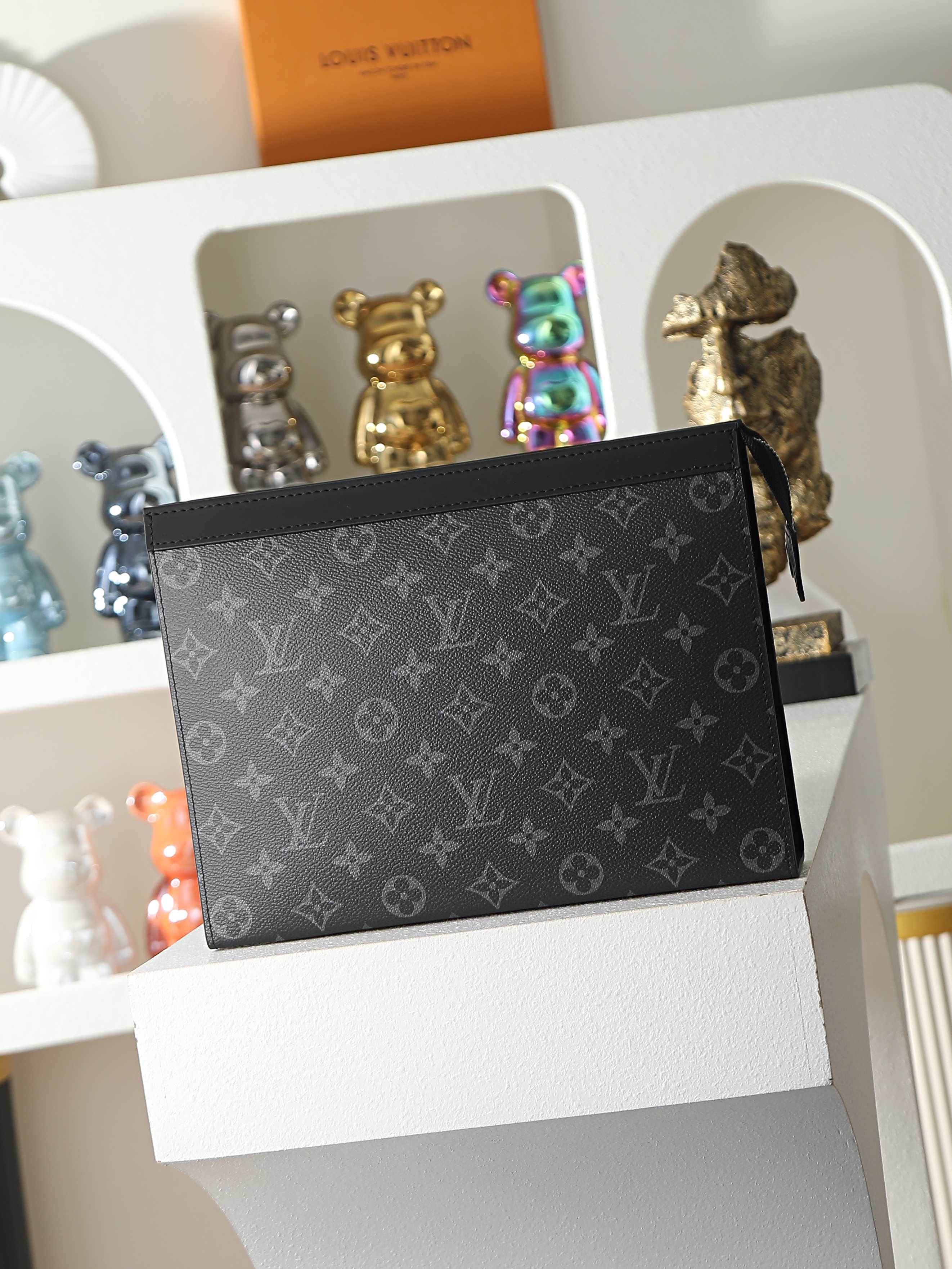 【顶级品质】M61692 黑花由全新标志性黑灰Monogram Eclipse帆布裁制而成，此款风格硬朗