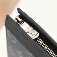 【顶级品质】M61692 黑花由全新标志性黑灰Monogram Eclipse帆布裁制而成,此款风格硬朗 【顶级品质】M61692 黑花由全新标志性黑灰Monogram Eclipse帆布裁制而成,此款风格硬朗