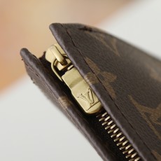 【顶级品质】M47542 老花由全新标志性老花Monogram Eclipse帆布裁制而成,此款风格硬朗 【顶级品质】M47542 老花由全新标志性老花Monogram Eclipse帆布裁制而成,此款风格硬朗