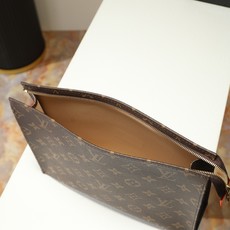 【顶级品质】M47542 老花由全新标志性老花Monogram Eclipse帆布裁制而成,此款风格硬朗 【顶级品质】M47542 老花由全新标志性老花Monogram Eclipse帆布裁制而成,此款风格硬朗