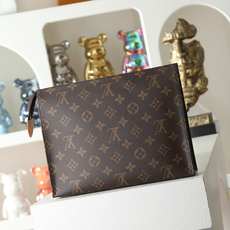 【顶级品质】M47542 老花由全新标志性老花Monogram Eclipse帆布裁制而成,此款风格硬朗 【顶级品质】M47542 老花由全新标志性老花Monogram Eclipse帆布裁制而成,此款风格硬朗