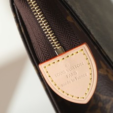 【顶级品质】M47542 老花由全新标志性老花Monogram Eclipse帆布裁制而成,此款风格硬朗 【顶级品质】M47542 老花由全新标志性老花Monogram Eclipse帆布裁制而成,此款风格硬朗