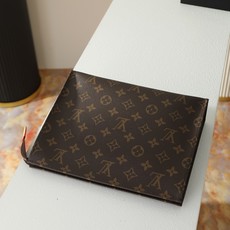 【顶级品质】M47542 老花由全新标志性老花Monogram Eclipse帆布裁制而成,此款风格硬朗 【顶级品质】M47542 老花由全新标志性老花Monogram Eclipse帆布裁制而成,此款风格硬朗