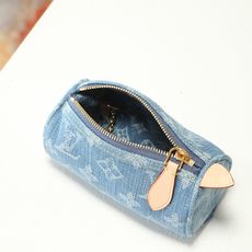 【顶级品质】M27604 蓝Speedy系列呈献本款Trousse中号丹宁布钱夹, 饰以标志性Monog 【顶级品质】M27604 蓝Speedy系列呈献本款Trousse中号丹宁布钱夹, 饰以标志性Monog