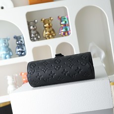 【顶级品质】M10147 压花本款腕表盒取材MonogramTaurilon压纹皮革,舒软内部空间可容纳 【顶级品质】M10147 压花本款腕表盒取材MonogramTaurilon压纹皮革,舒软内部空间可容纳