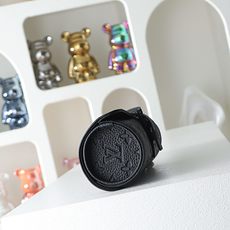 【顶级品质】M10147 压花本款腕表盒取材MonogramTaurilon压纹皮革,舒软内部空间可容纳 【顶级品质】M10147 压花本款腕表盒取材MonogramTaurilon压纹皮革,舒软内部空间可容纳