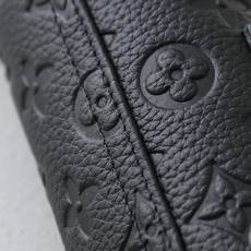 【顶级品质】M10147 压花本款腕表盒取材MonogramTaurilon压纹皮革,舒软内部空间可容纳 【顶级品质】M10147 压花本款腕表盒取材MonogramTaurilon压纹皮革,舒软内部空间可容纳
