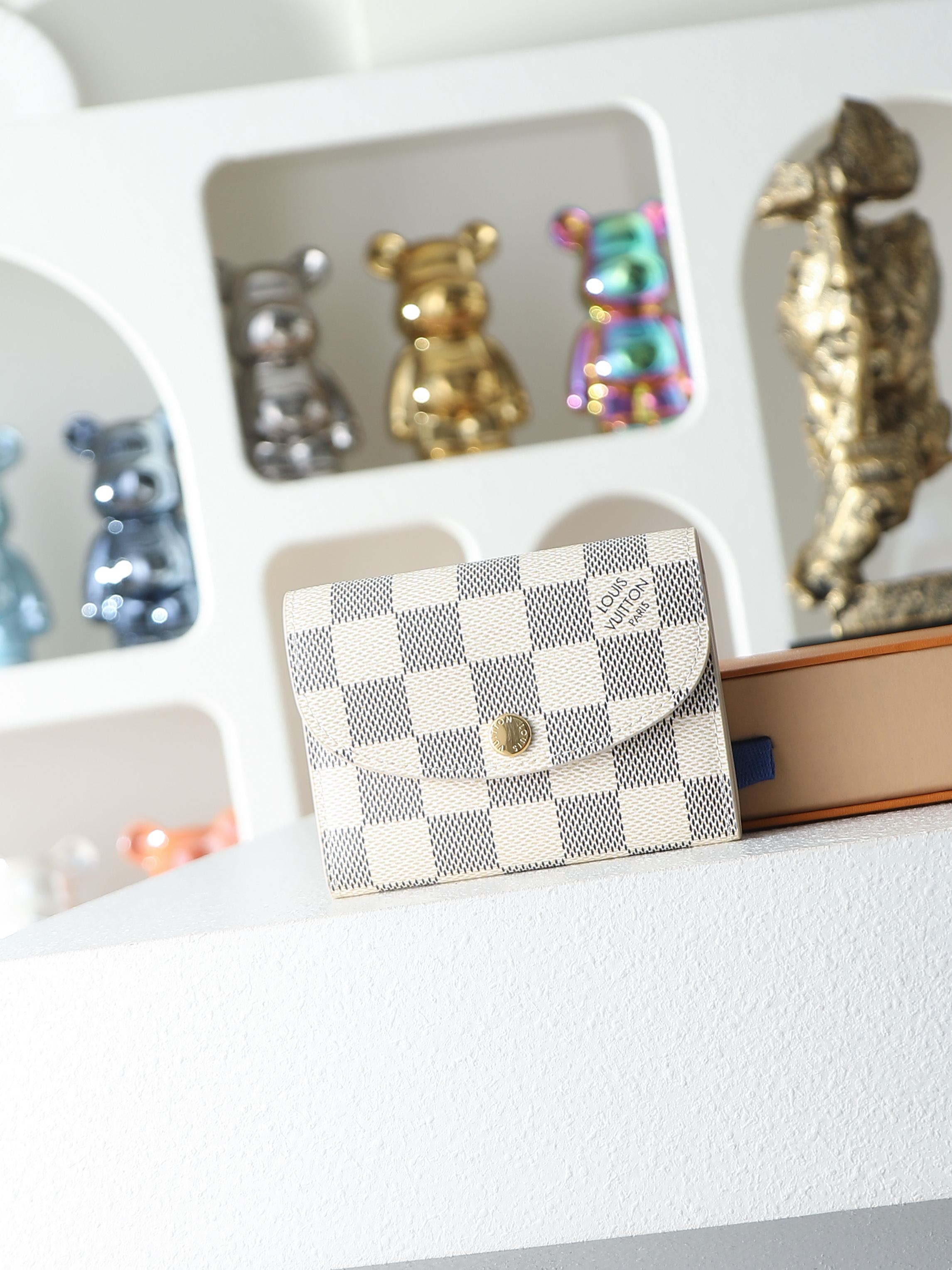 【顶级品质】N61276 白格配粉本款Rosalie零钱包以Damier Azur帆布塑造精巧构型和圆润