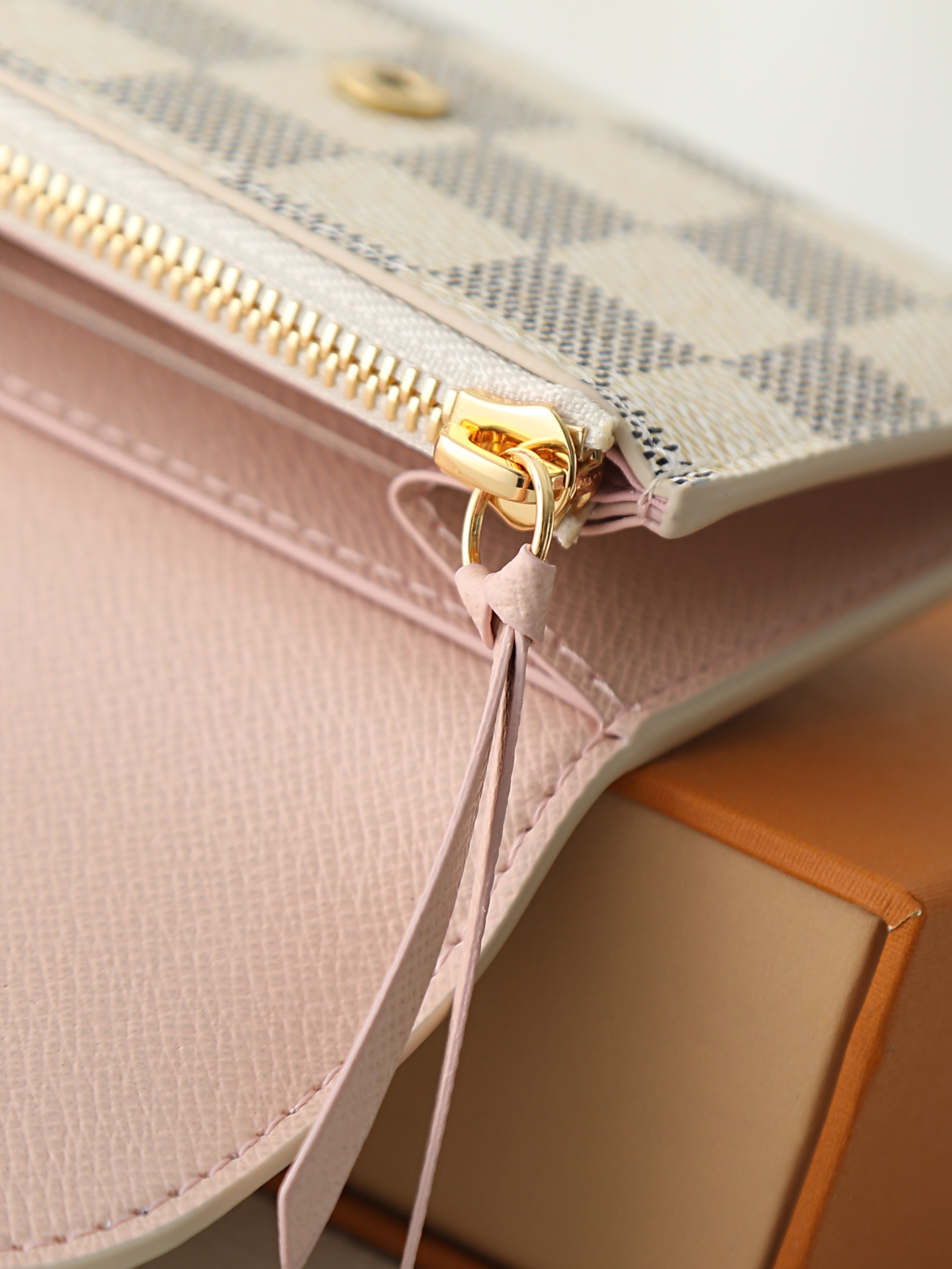 【顶级品质】N61276 白格配粉本款Rosalie零钱包以Damier Azur帆布塑造精巧构型和圆润