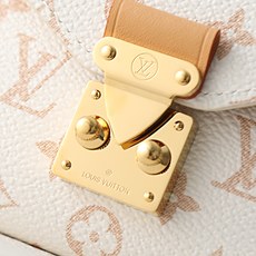 【顶级品质】M4871z 白花本款LVPouch Meiis腰带兼具时尚格调与实用巧思。金属链条结合可拆 【顶级品质】M4871z 白花本款LVPouch Meiis腰带兼具时尚格调与实用巧思。金属链条结合可拆