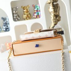 【顶级品质】M4871z 白花本款LVPouch Meiis腰带兼具时尚格调与实用巧思。金属链条结合可拆 【顶级品质】M4871z 白花本款LVPouch Meiis腰带兼具时尚格调与实用巧思。金属链条结合可拆