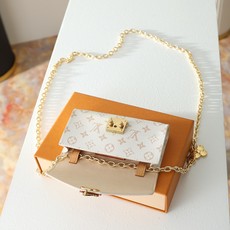 【顶级品质】M4871z 白花本款LVPouch Meiis腰带兼具时尚格调与实用巧思。金属链条结合可拆 【顶级品质】M4871z 白花本款LVPouch Meiis腰带兼具时尚格调与实用巧思。金属链条结合可拆