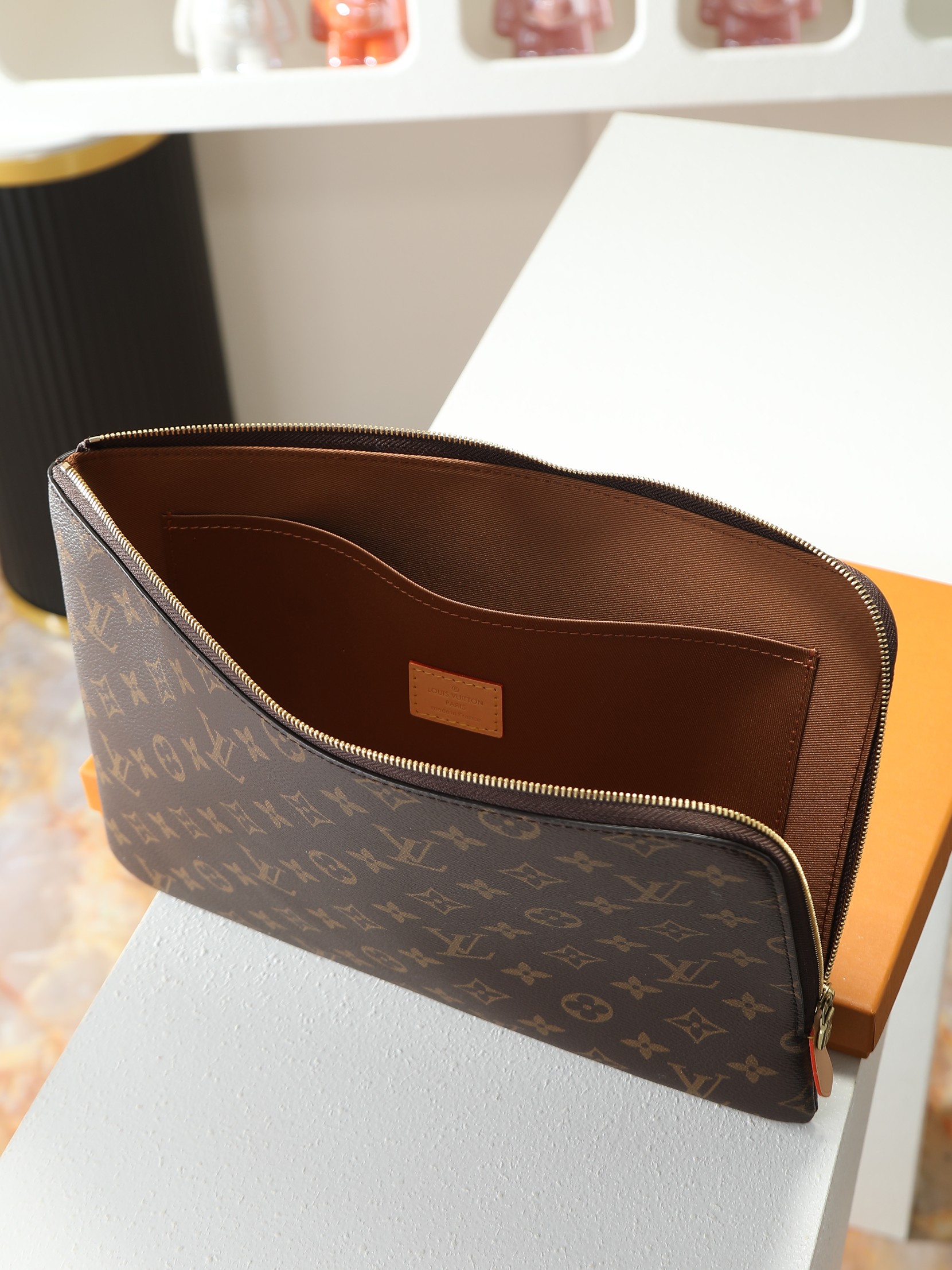 【顶级品质】M43442 ETUI VOYAGE 大号收纳袋此款风格经典的多功能护套是理想的旅行伴侣，精