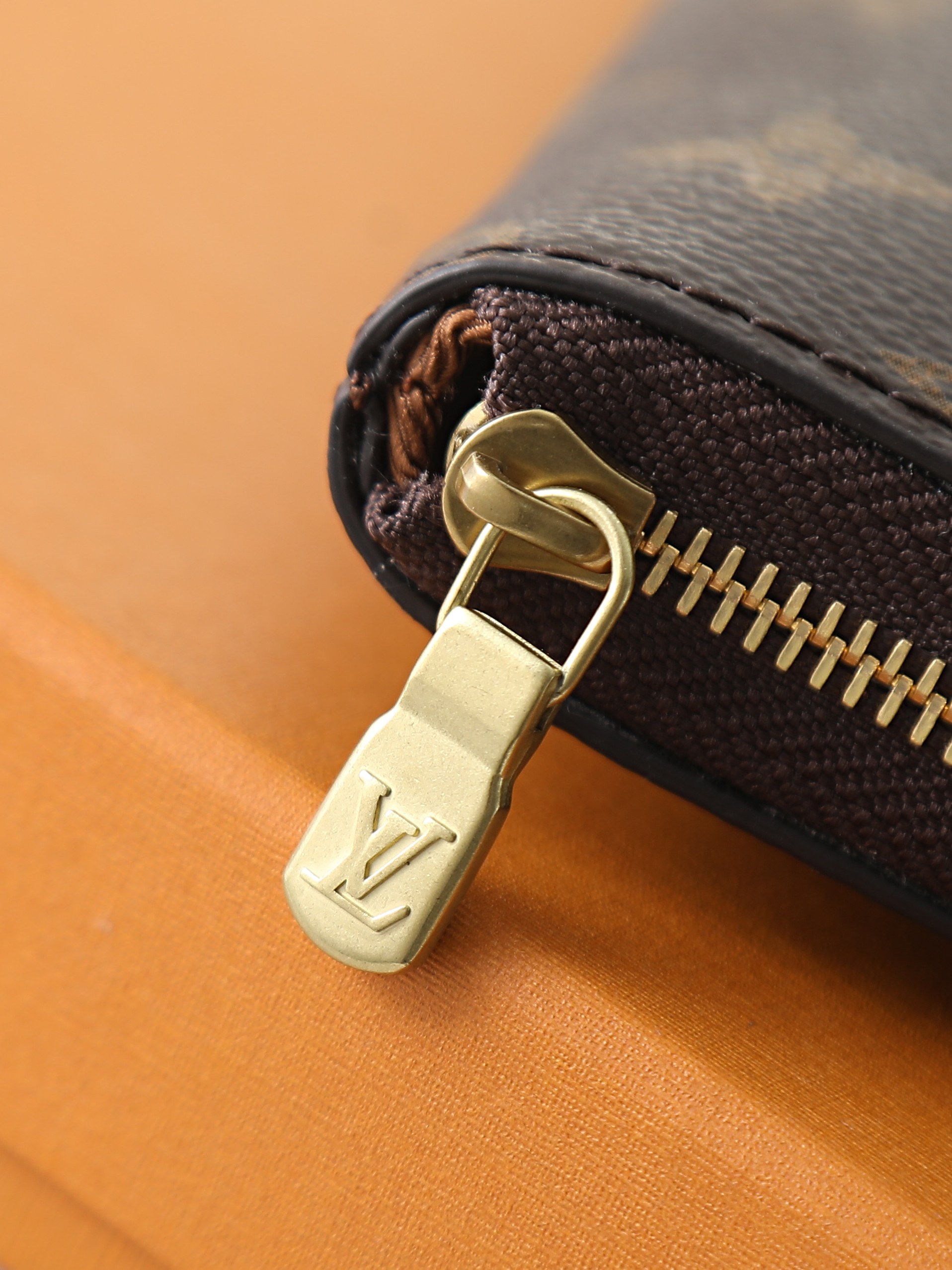 【顶级品质】M43442 ETUI VOYAGE 大号收纳袋此款风格经典的多功能护套是理想的旅行伴侣，精
