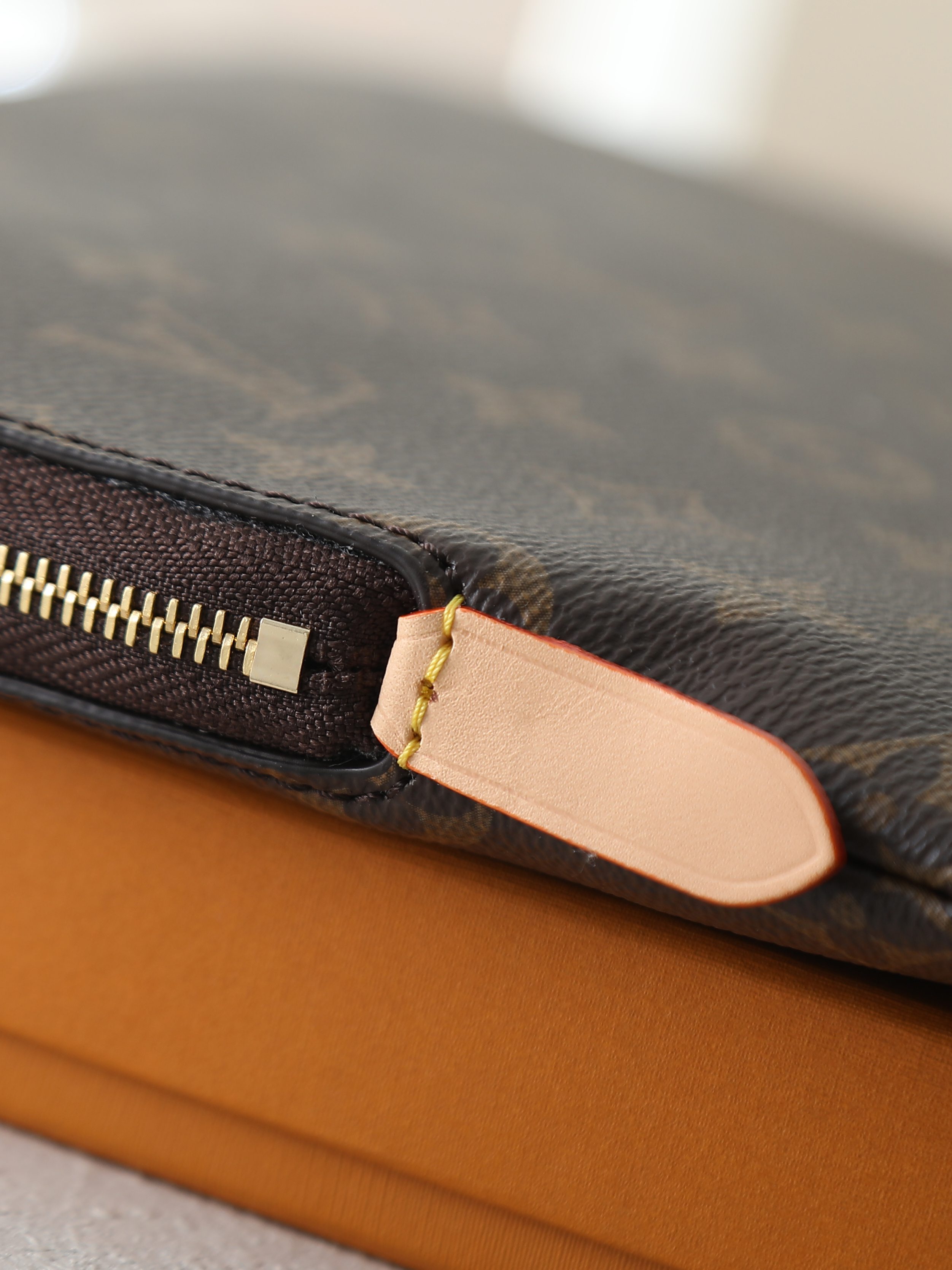 【顶级品质】M43442 ETUI VOYAGE 大号收纳袋此款风格经典的多功能护套是理想的旅行伴侣，精