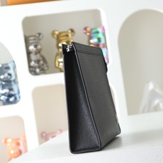 【顶级品质】M30450 十字纹Pochette Voyage手拿包取材深染Taiga皮革,右下角点缀金 【顶级品质】M30450 十字纹Pochette Voyage手拿包取材深染Taiga皮革,右下角点缀金