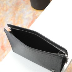 【顶级品质】M30450 十字纹Pochette Voyage手拿包取材深染Taiga皮革,右下角点缀金 【顶级品质】M30450 十字纹Pochette Voyage手拿包取材深染Taiga皮革,右下角点缀金