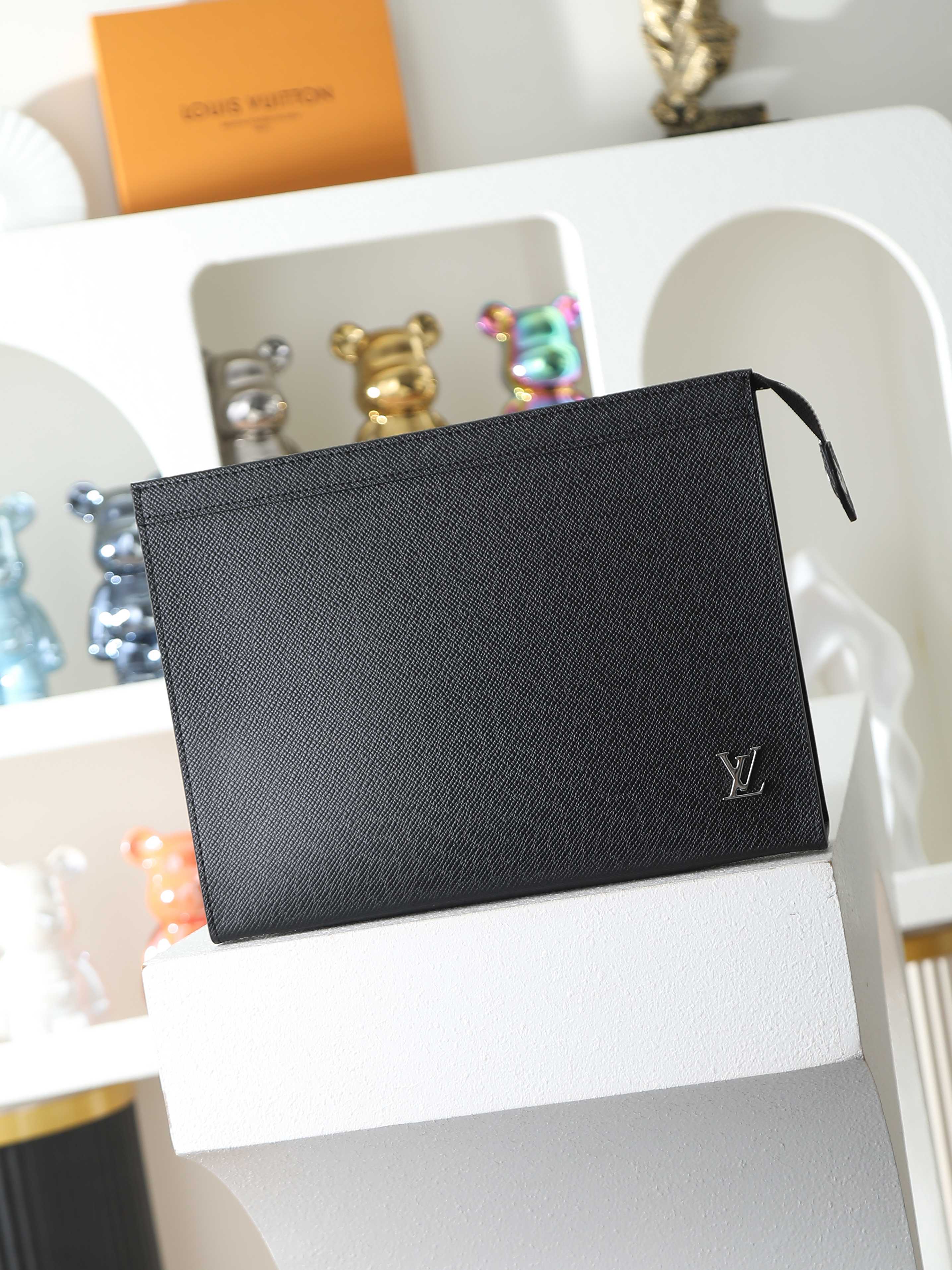 【顶级品质】M30450 十字纹Pochette Voyage手拿包取材深染Taiga皮革，右下角点缀金