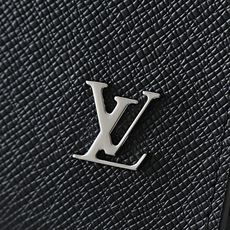 【顶级品质】M30450 十字纹Pochette Voyage手拿包取材深染Taiga皮革,右下角点缀金 【顶级品质】M30450 十字纹Pochette Voyage手拿包取材深染Taiga皮革,右下角点缀金