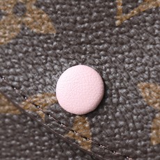 【顶级品质】M41939 皮扣粉豆豆小巧玲珑却极为实用,此款多彩信封式零钱包是现代女性都市生活中的完美伴 【顶级品质】M41939 皮扣粉豆豆小巧玲珑却极为实用,此款多彩信封式零钱包是现代女性都市生活中的完美伴