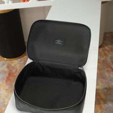 【顶级品质】M43689 黑花 中号本款Packing Cube中号收纳包为路易威登收纳艺术新作,以Mo 【顶级品质】M43689 黑花 中号本款Packing Cube中号收纳包为路易威登收纳艺术新作,以Mo