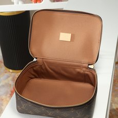 【顶级品质】M43689 老花 中号本款Packing Cube中号收纳包为路易威登收纳艺术新作,以Mo 【顶级品质】M43689 老花 中号本款Packing Cube中号收纳包为路易威登收纳艺术新作,以Mo