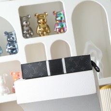 【顶级品质】M64440 条纹此款与日本设计师藤原浩合作设计的Pochette Voyage 融汇品牌传 【顶级品质】M64440 条纹此款与日本设计师藤原浩合作设计的Pochette Voyage 融汇品牌传