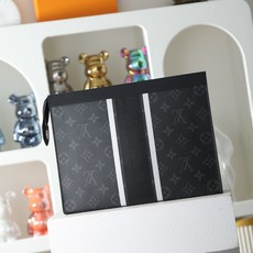 【顶级品质】M64440 条纹此款与日本设计师藤原浩合作设计的Pochette Voyage 融汇品牌传 【顶级品质】M64440 条纹此款与日本设计师藤原浩合作设计的Pochette Voyage 融汇品牌传