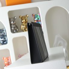 【顶级品质】M64440 条纹此款与日本设计师藤原浩合作设计的Pochette Voyage 融汇品牌传 【顶级品质】M64440 条纹此款与日本设计师藤原浩合作设计的Pochette Voyage 融汇品牌传