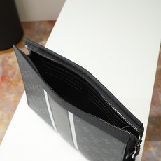 【顶级品质】M64440 条纹此款与日本设计师藤原浩合作设计的Pochette Voyage 融汇品牌传 【顶级品质】M64440 条纹此款与日本设计师藤原浩合作设计的Pochette Voyage 融汇品牌传