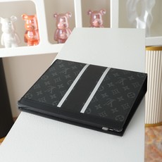 【顶级品质】M64440 条纹此款与日本设计师藤原浩合作设计的Pochette Voyage 融汇品牌传 【顶级品质】M64440 条纹此款与日本设计师藤原浩合作设计的Pochette Voyage 融汇品牌传