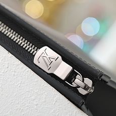 【顶级品质】M64440 条纹此款与日本设计师藤原浩合作设计的Pochette Voyage 融汇品牌传 【顶级品质】M64440 条纹此款与日本设计师藤原浩合作设计的Pochette Voyage 融汇品牌传